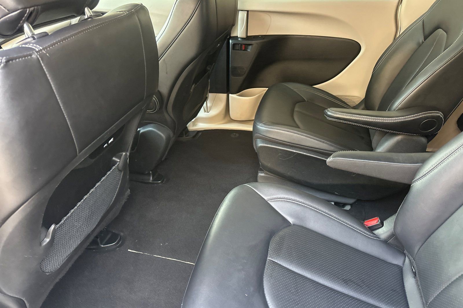 Used 2024 Chrysler Pacifica Select image 12