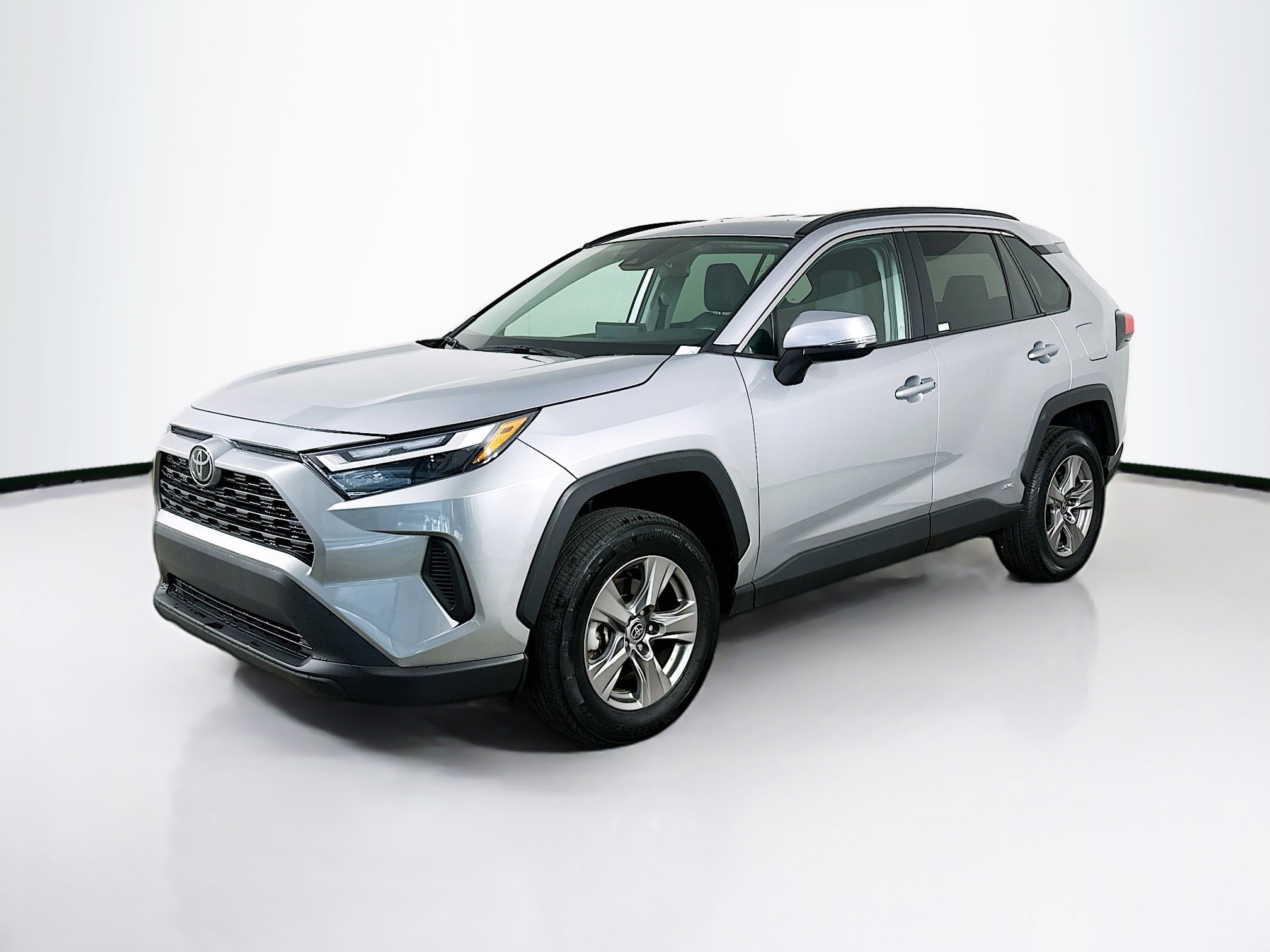 Used 2025 Toyota RAV4 XLE AWD/4WD image 3