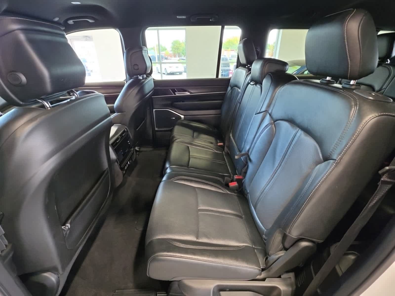 Used 2023 Jeep Wagoneer L Series II AWD/4WD image 31
