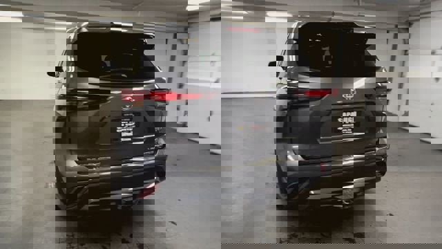 Used 2024 Toyota Highlander Limited image 7
