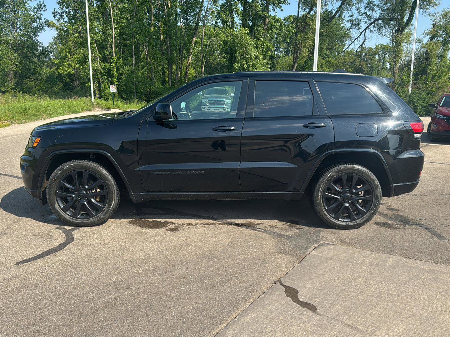 Used 2017 Jeep Grand Cherokee Altitude AWD/4WD image 2