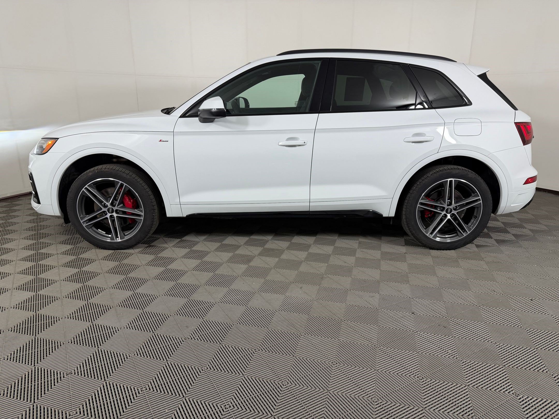 Certified 2025 Audi Q5 e Premium Plus w/ Premium Plus Package AWD/4WD image 2