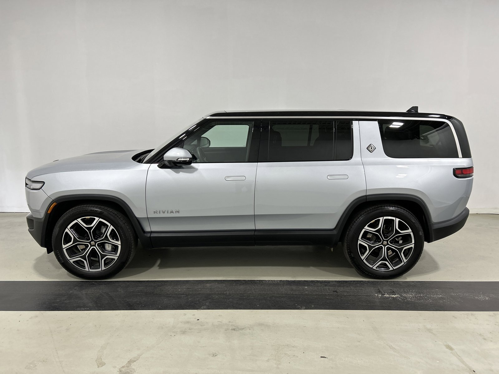 Used 2025 Rivian R1S Adventure AWD/4WD image 2