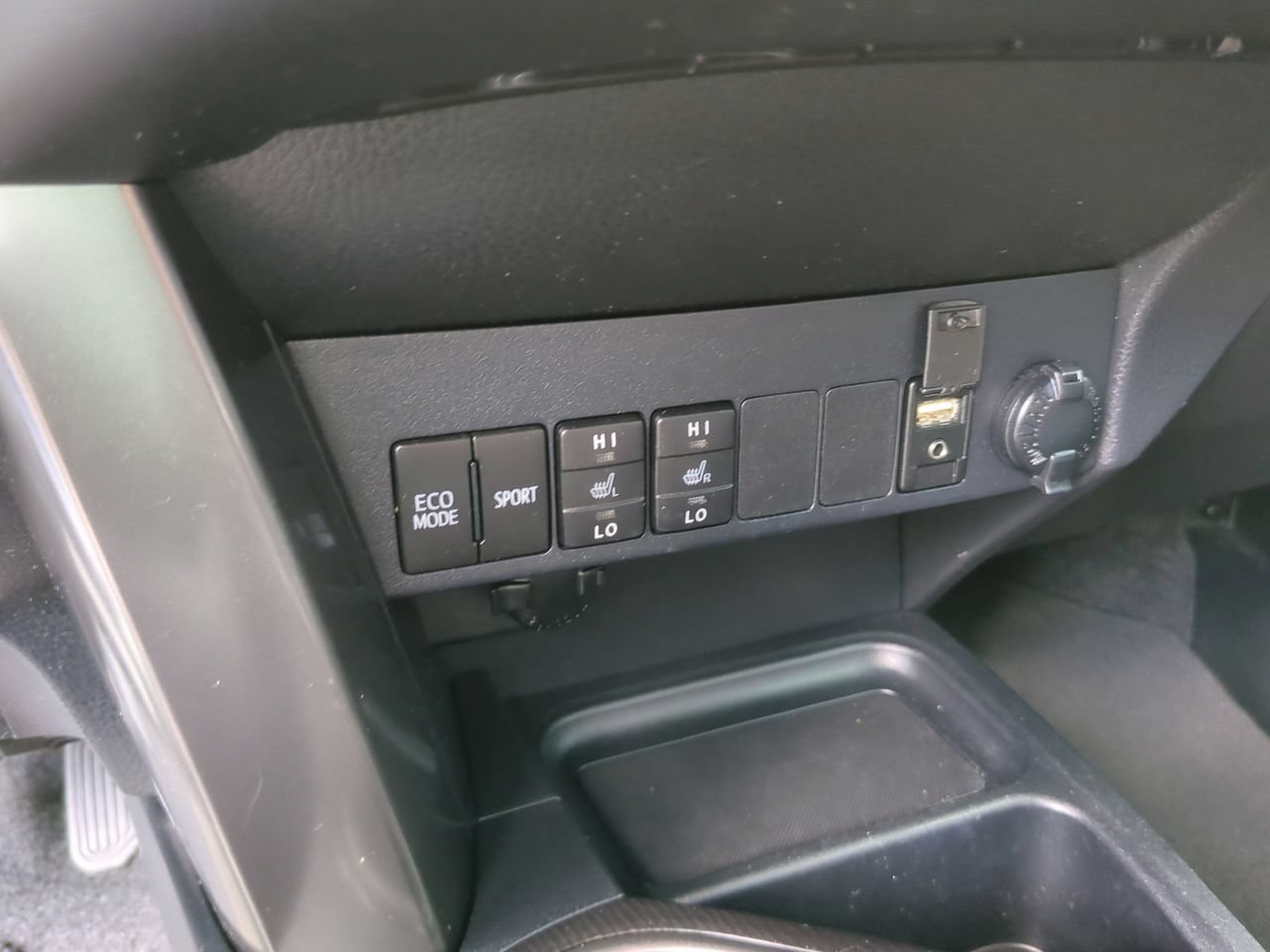 Used 2018 Toyota RAV4 SE w/ Cargo Management Package FWD image 27