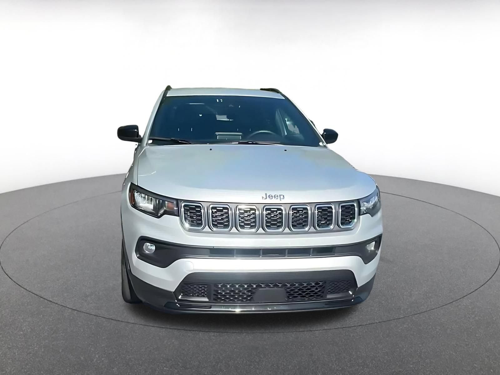 Used 2025 Jeep Compass Latitude AWD/4WD image 4