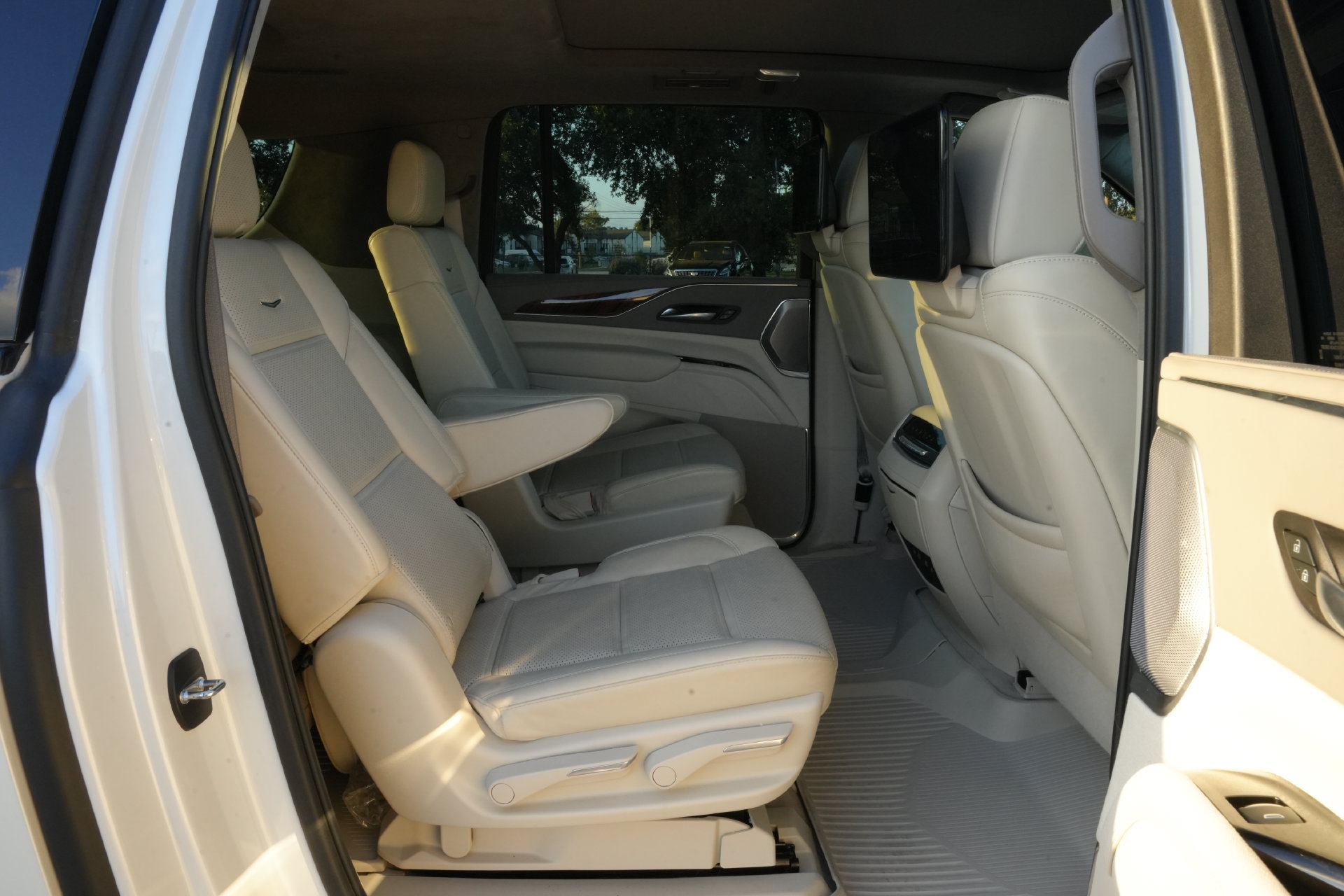 Certified 2024 Cadillac Escalade ESV Sport Platinum w/ LPO, ONYX Package AWD/4WD image 20