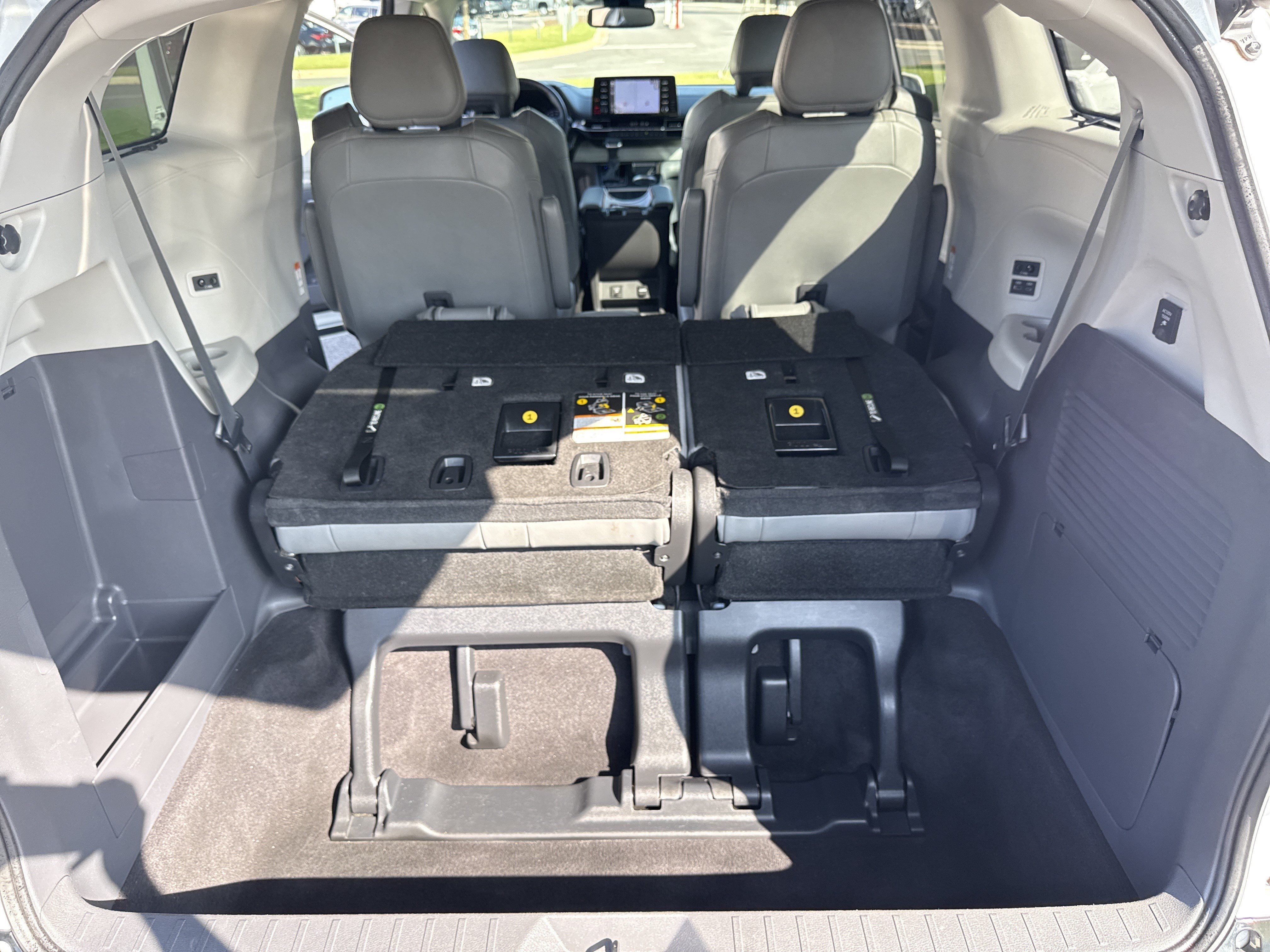 Used 2023 Toyota Sienna Limited FWD image 34