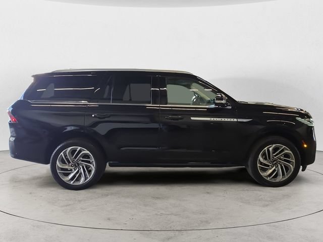 Used 2025 Lincoln Navigator Reserve AWD/4WD image 4