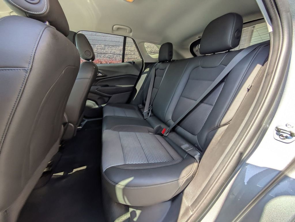 Used 2025 Chevrolet Trax LT w/ LT Convenience Package FWD image 27