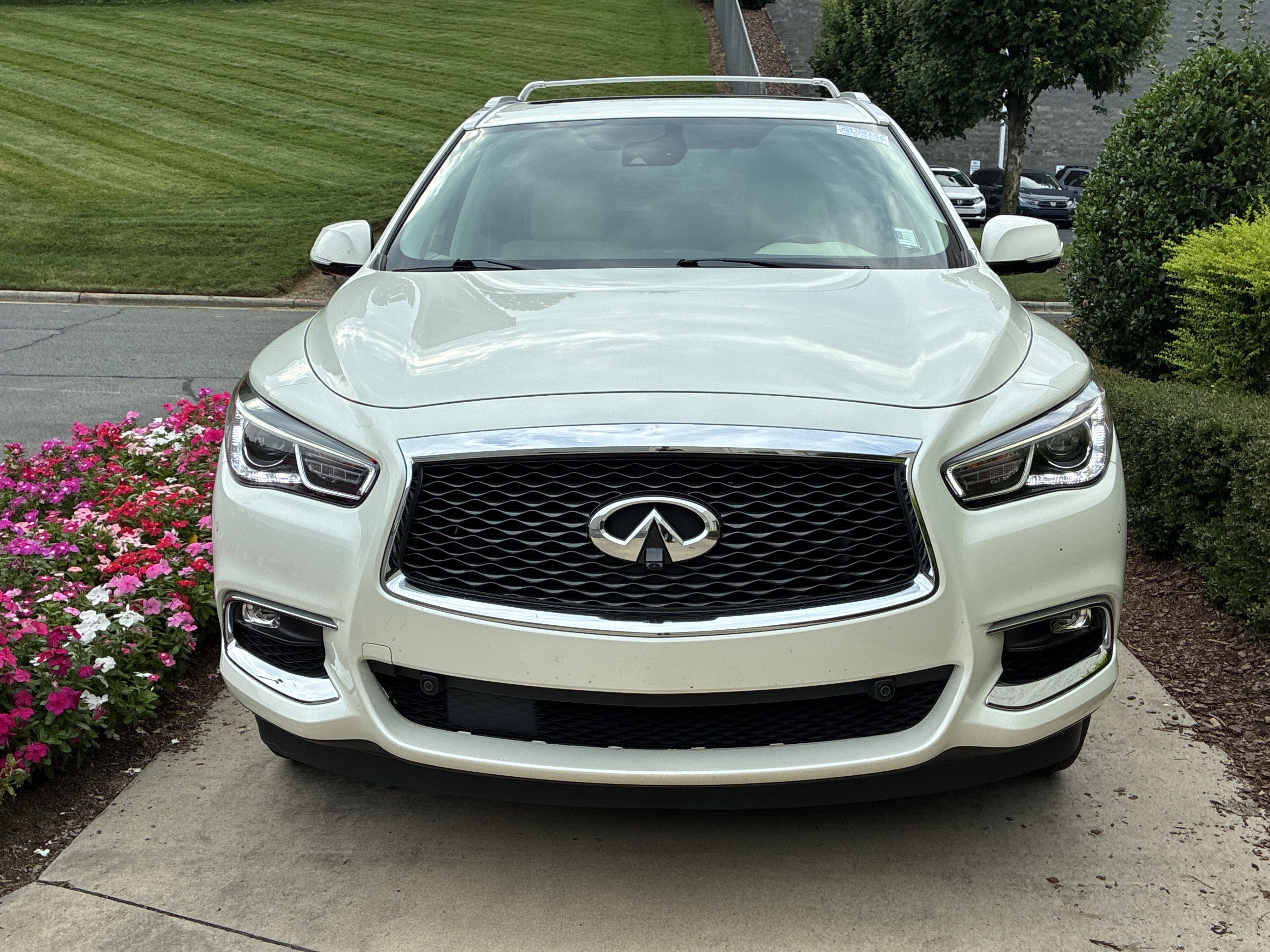 Used 2020 INFINITI QX60 Luxe w/ Sensory Package FWD image 3