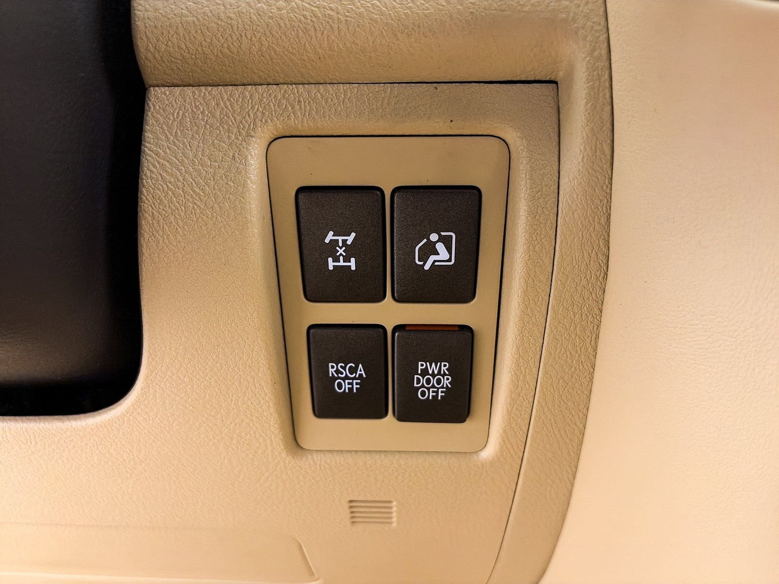 Used 2013 Lexus LX 570 4WD w/ Luxury Pkg w/Pre-crash image 18