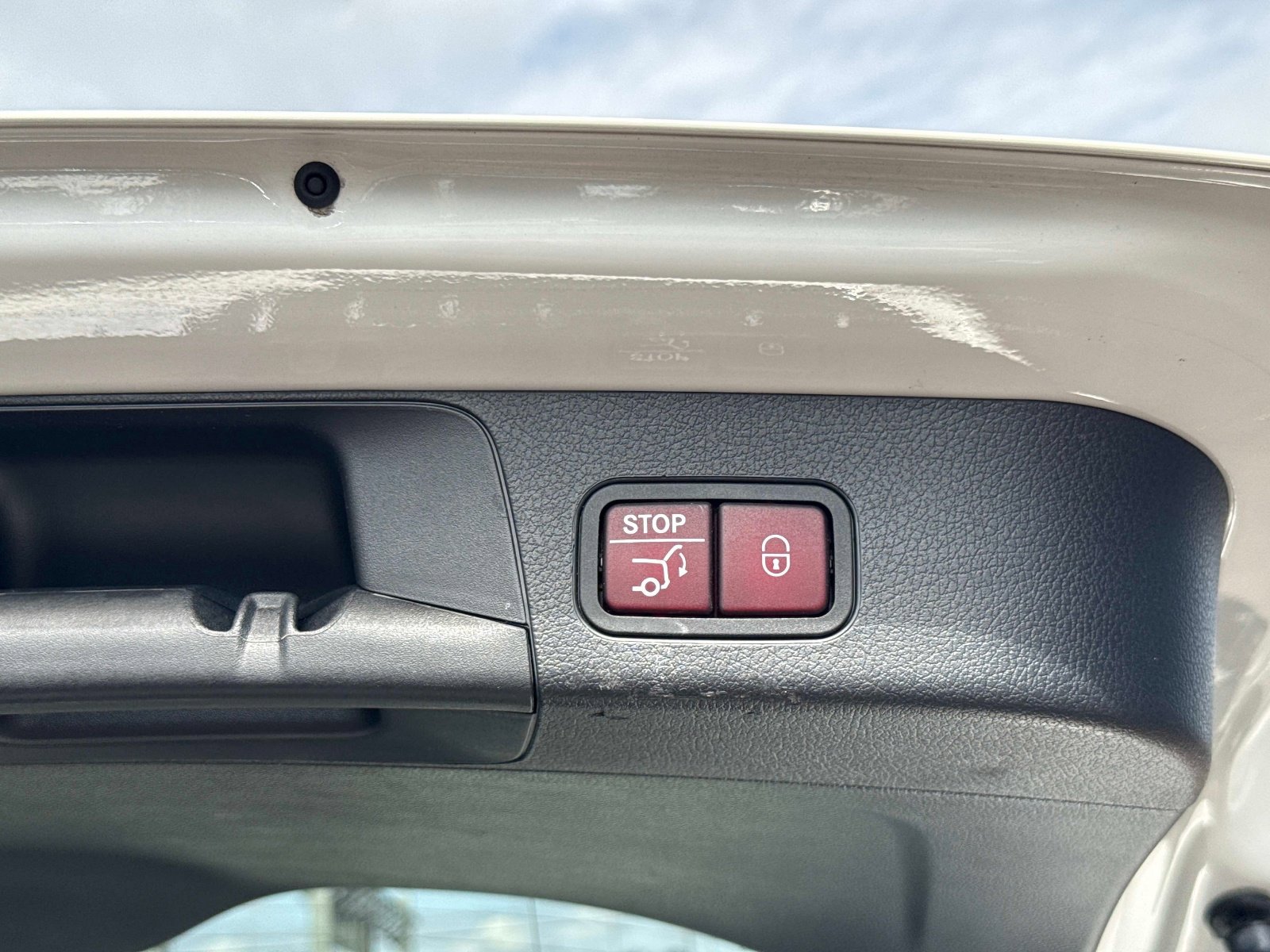 Used 2023 Mercedes-Benz GLB 250 4MATIC w/ Premium Package image 32