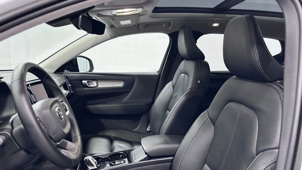 Certified 2023 Volvo XC40 B5 Plus w/ Protection Package Premier image 15