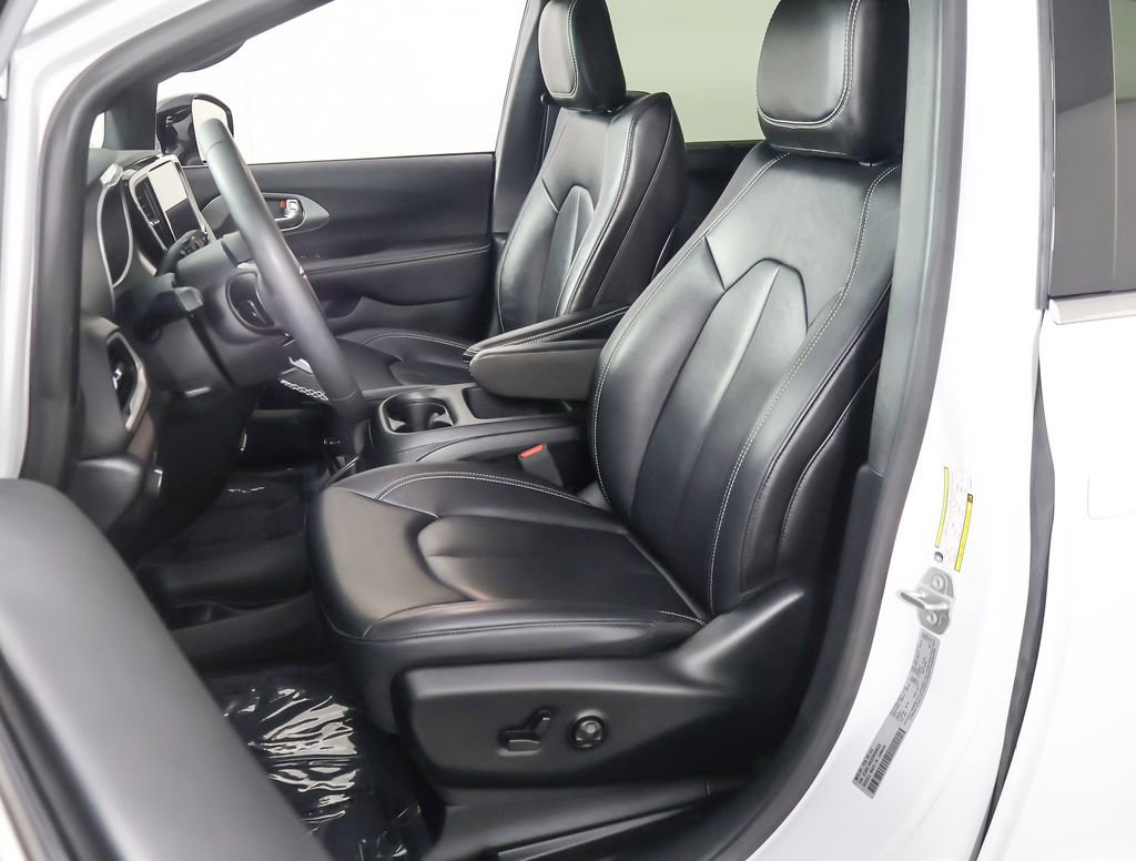 Used 2025 Chrysler Pacifica Select FWD image 28