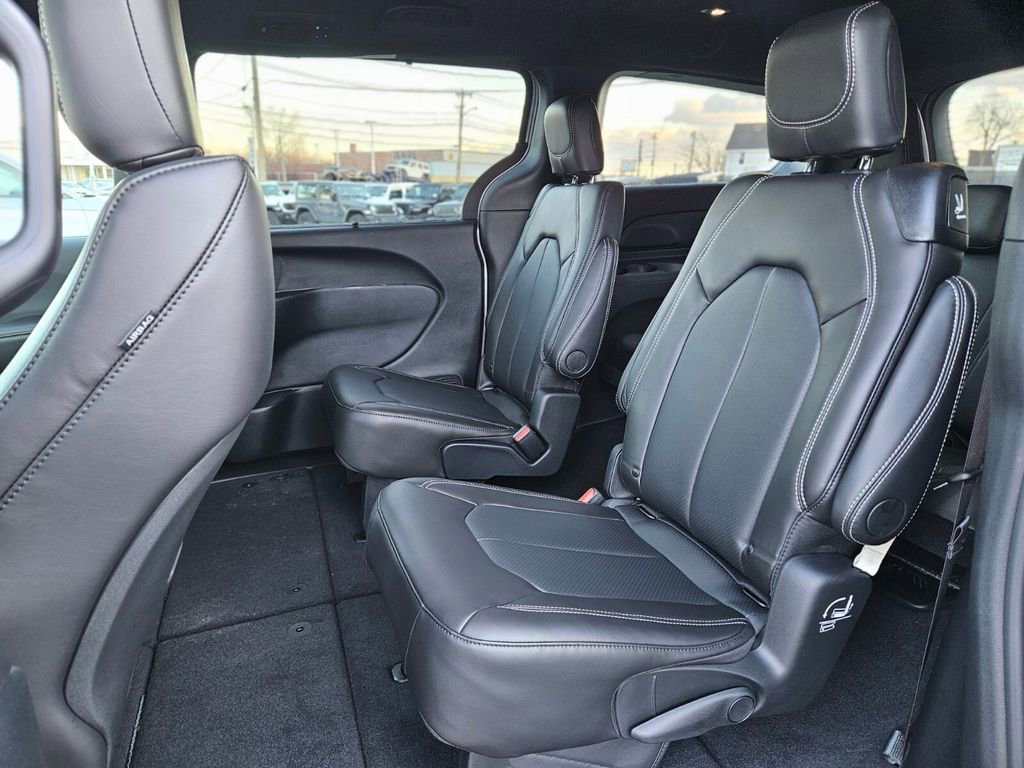 New 2026 Chrysler Pacifica Select image 15