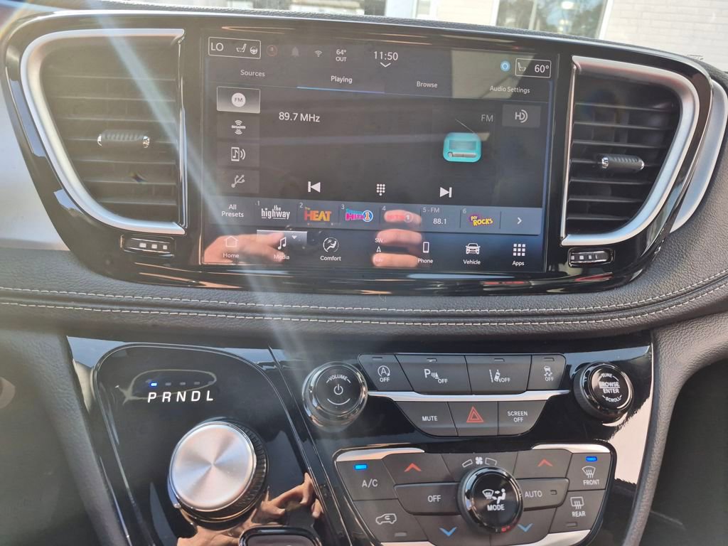 Used 2025 Chrysler Pacifica Limited image 17