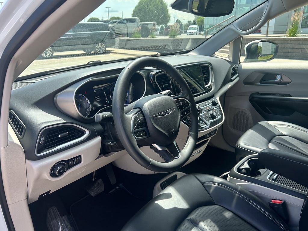 Used 2023 Chrysler Pacifica Touring-L FWD image 9