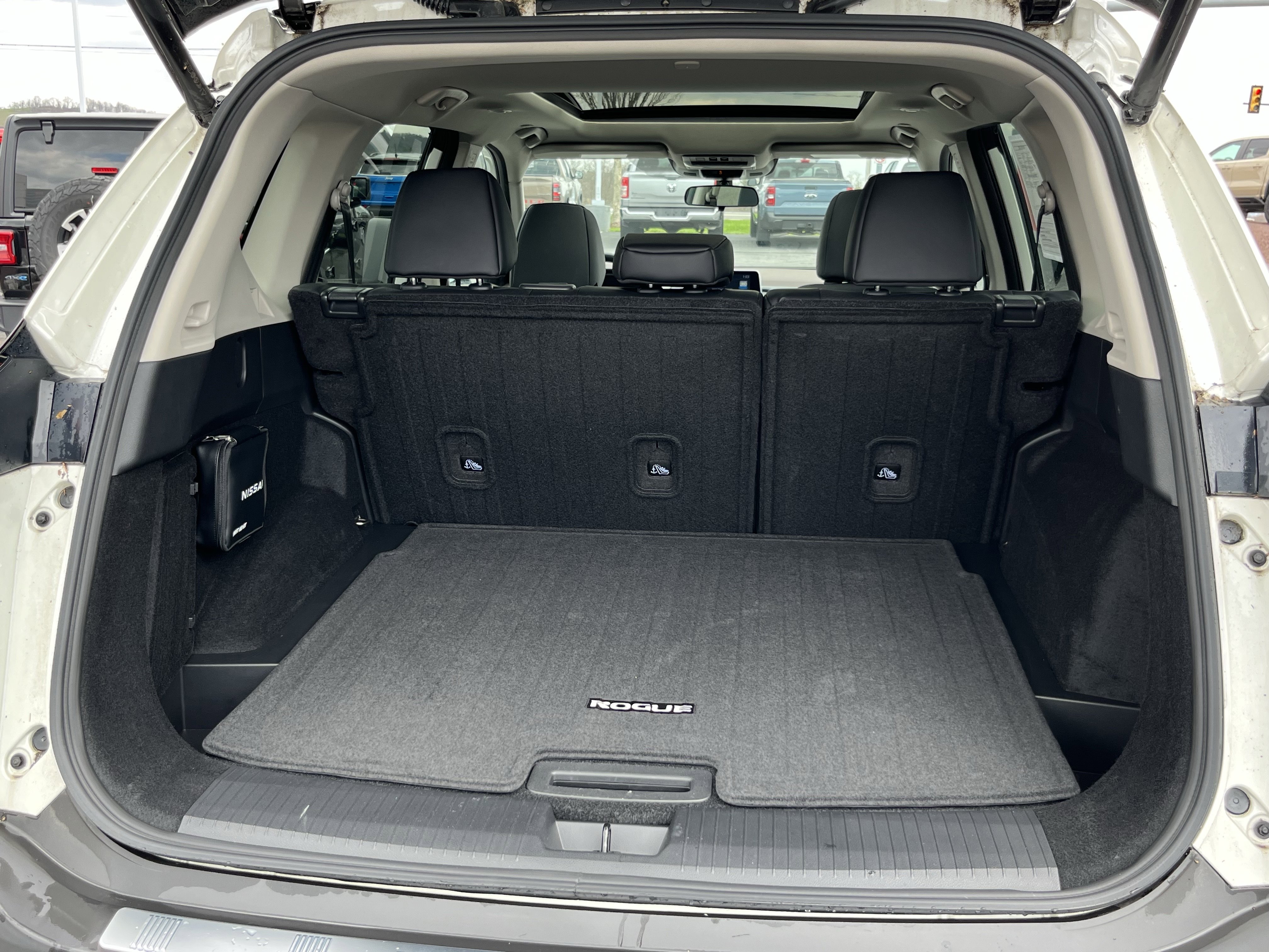 Used 2023 Nissan Rogue SV w/ SV Premium B Package AWD/4WD image 5