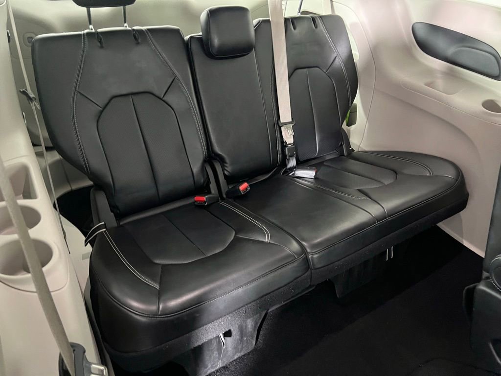 Used 2024 Chrysler Pacifica Touring-L image 28