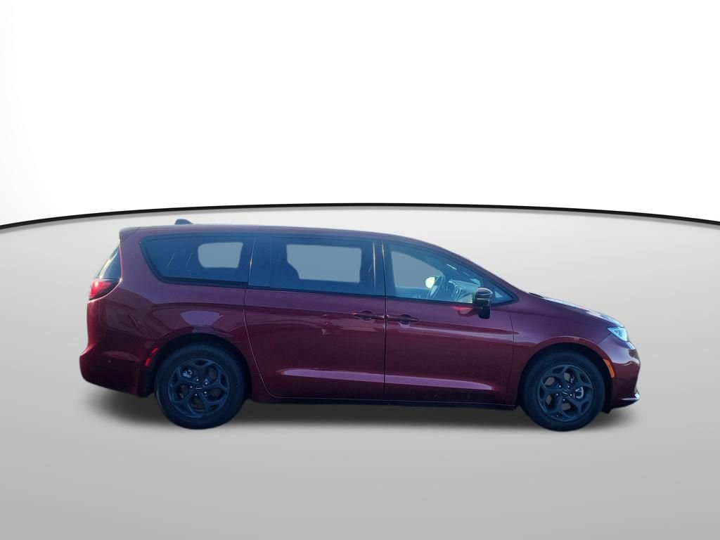 Used 2023 Chrysler Pacifica Limited w/ Uconnect Theater Family Group image 7