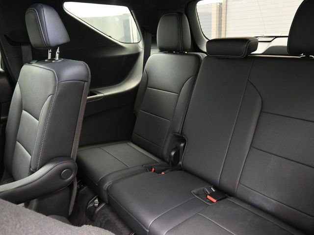 Used 2025 Chevrolet Traverse LT image 14