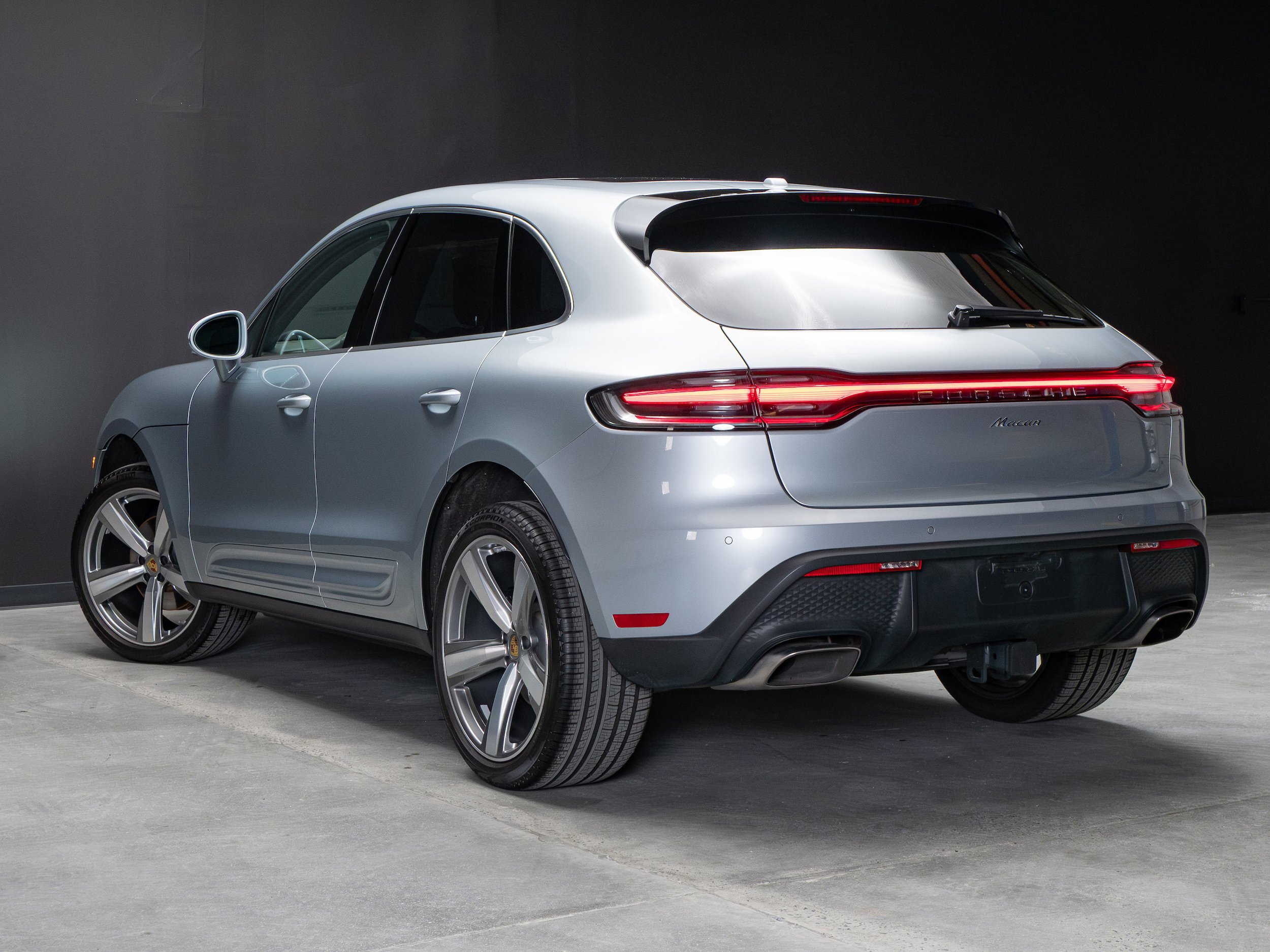 Certified 2025 Porsche Macan AWD/4WD image 3