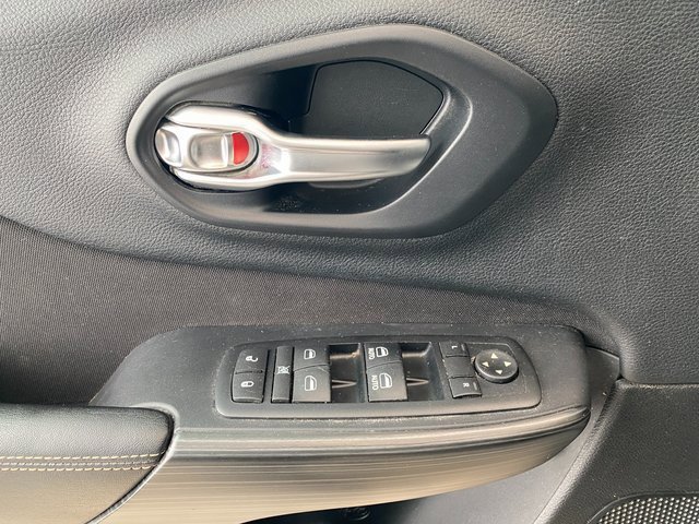 Used 2016 Jeep Cherokee Latitude w/ Cold Weather Group image 12