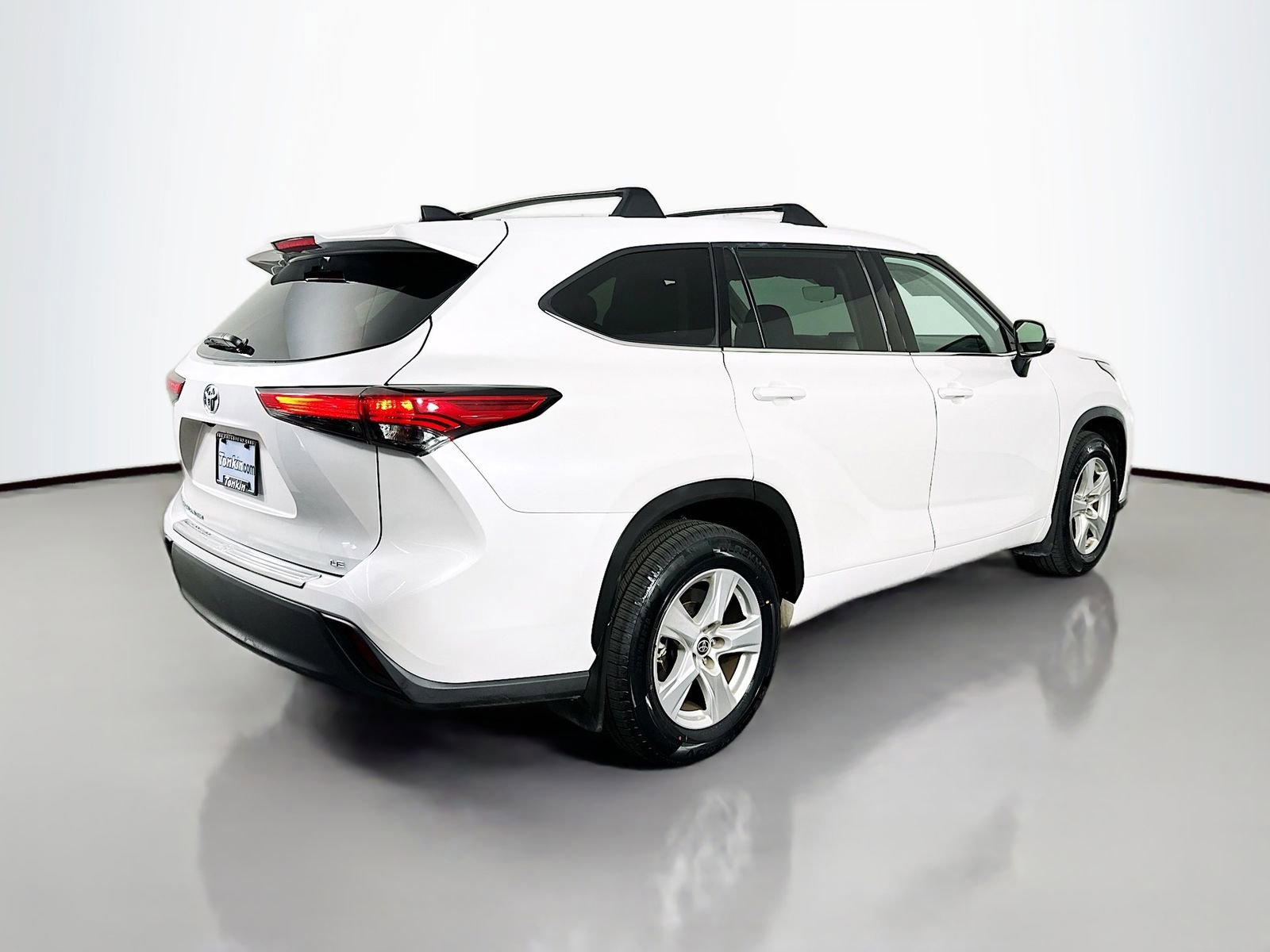 Used 2022 Toyota Highlander LE FWD image 8