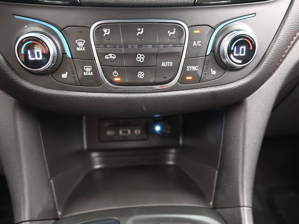 Used 2022 Chevrolet Equinox RS w/ Infotainment Package image 29