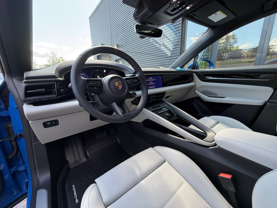New 2026 Porsche Macan 4 Electric AWD/4WD image 4