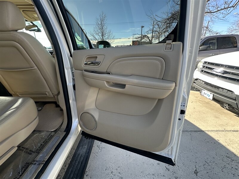 Used 2014 Cadillac Escalade ESV Premium AWD/4WD image 24