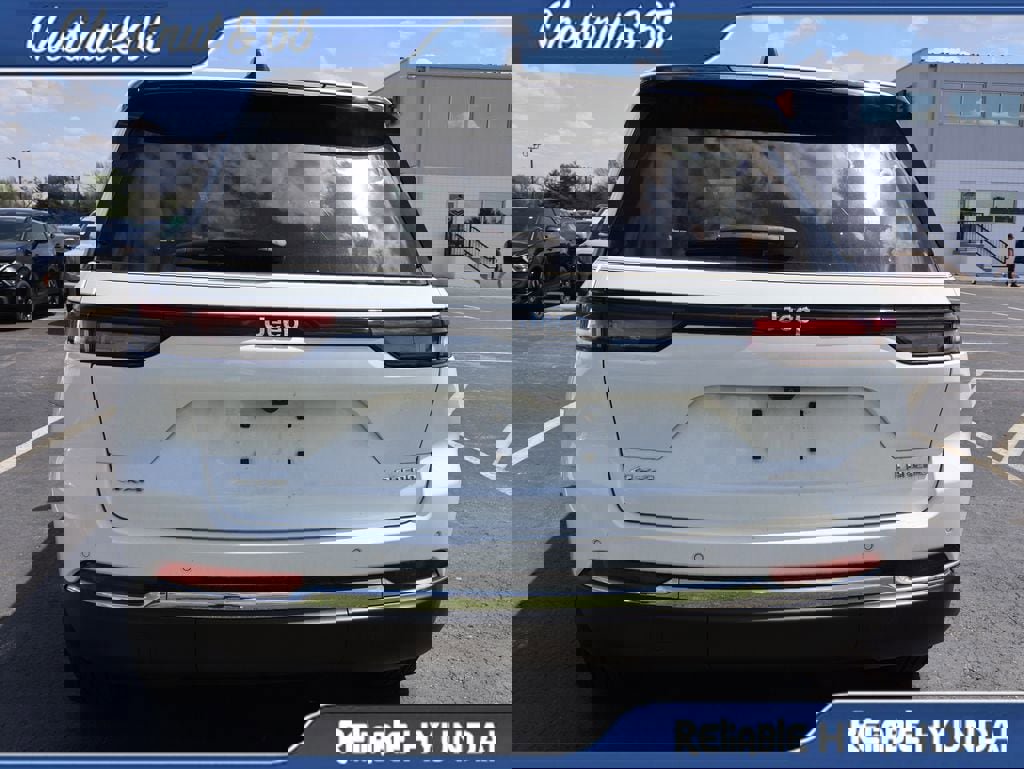 Used 2023 Jeep Grand Cherokee Laredo X image 18