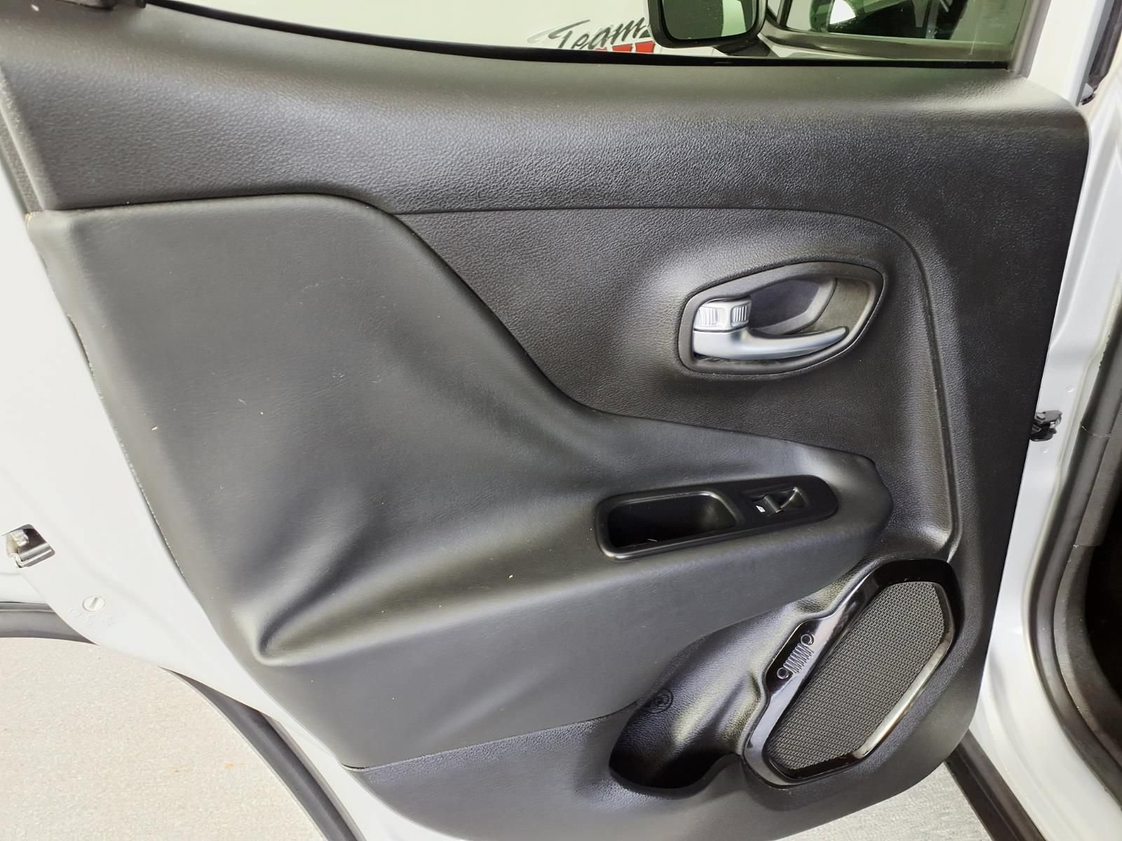 Used 2017 Jeep Renegade Altitude FWD image 10