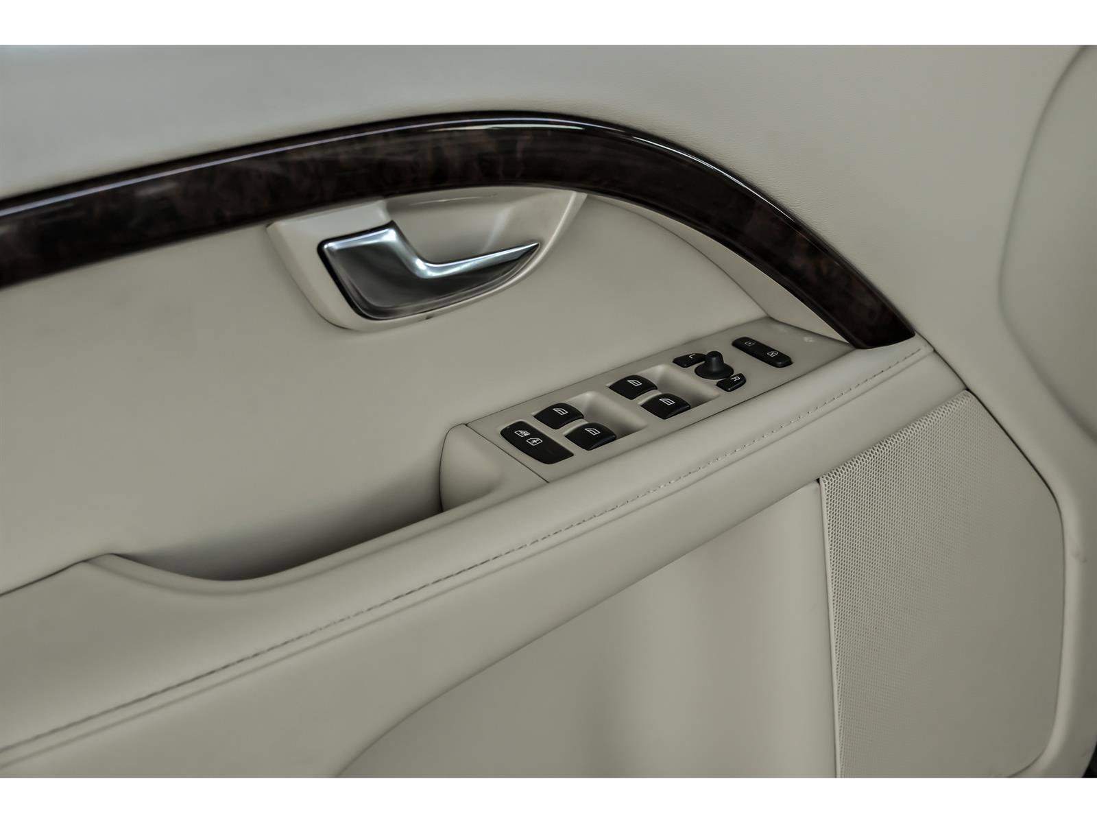 Used 2015 Volvo XC70 T6 Premier Plus image 9