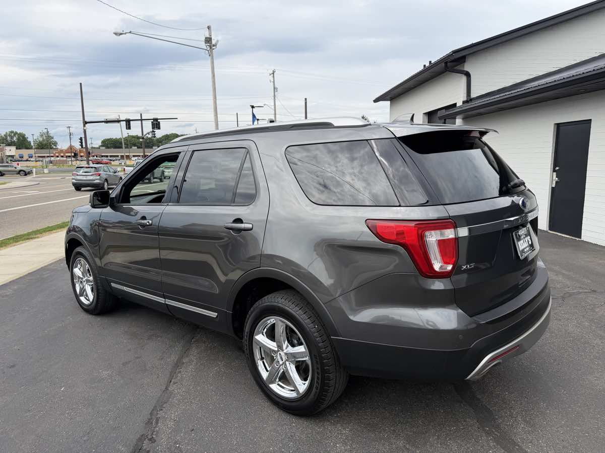 Used 2016 Ford Explorer XLT w/ Equipment Group 202A AWD/4WD image 3