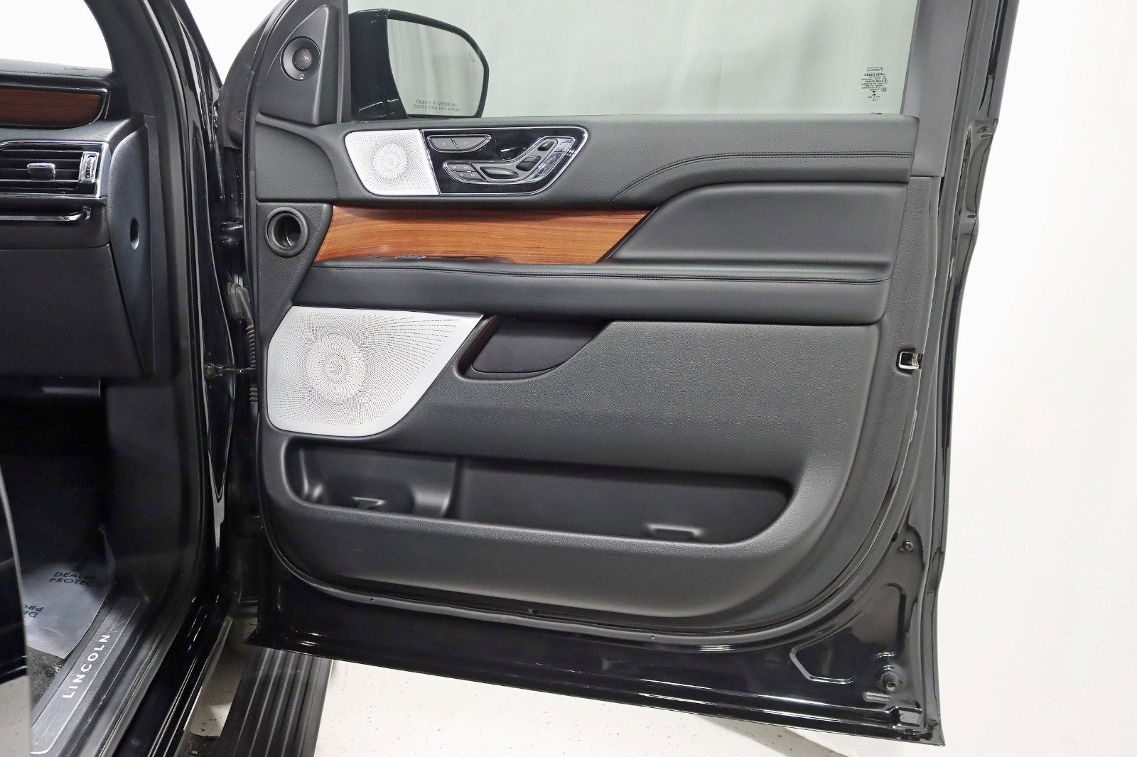 Used 2018 Lincoln Navigator L Reserve w/ Technology Package AWD/4WD image 40