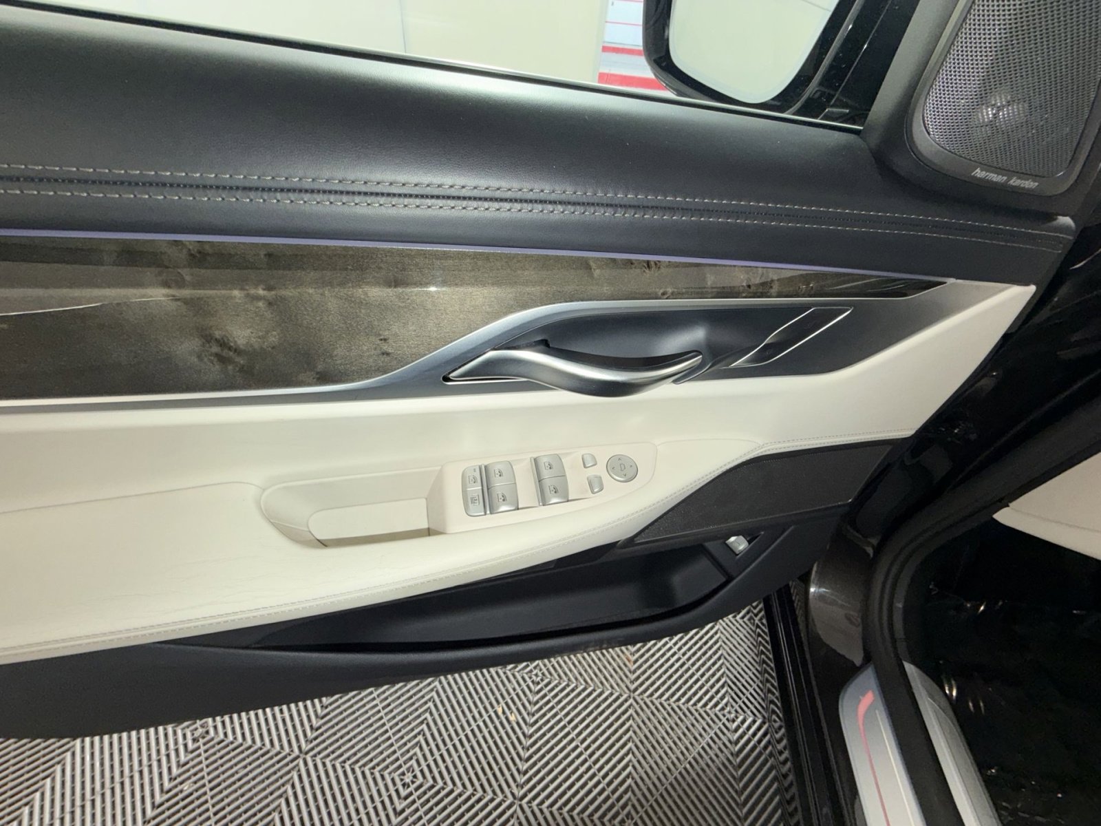 Used 2017 BMW 740i xDrive image 15