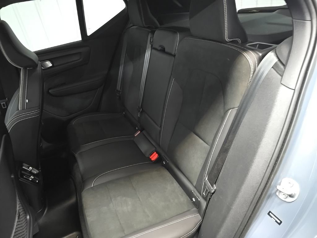 Used 2022 Volvo XC40 P8 Recharge Plus image 34
