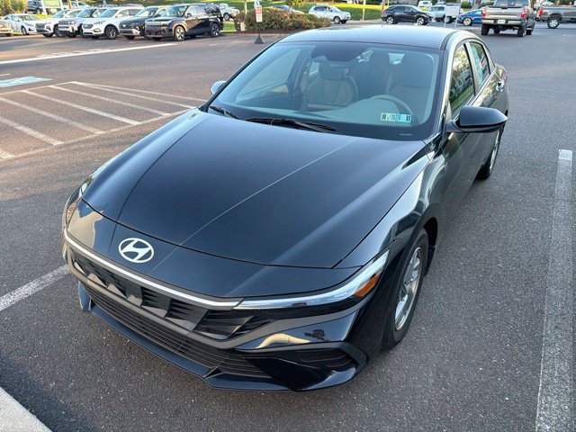 Certified 2025 Hyundai Elantra SE FWD image 2