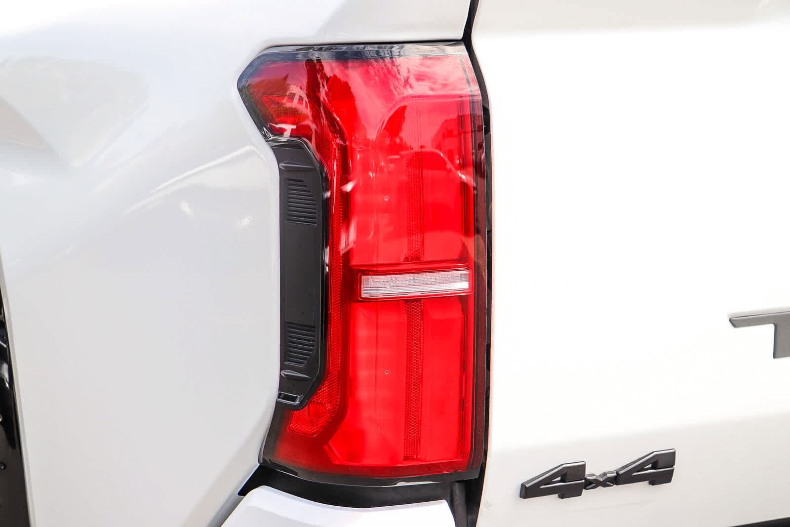 Used 2025 Toyota Tacoma SR5 AWD/4WD image 9