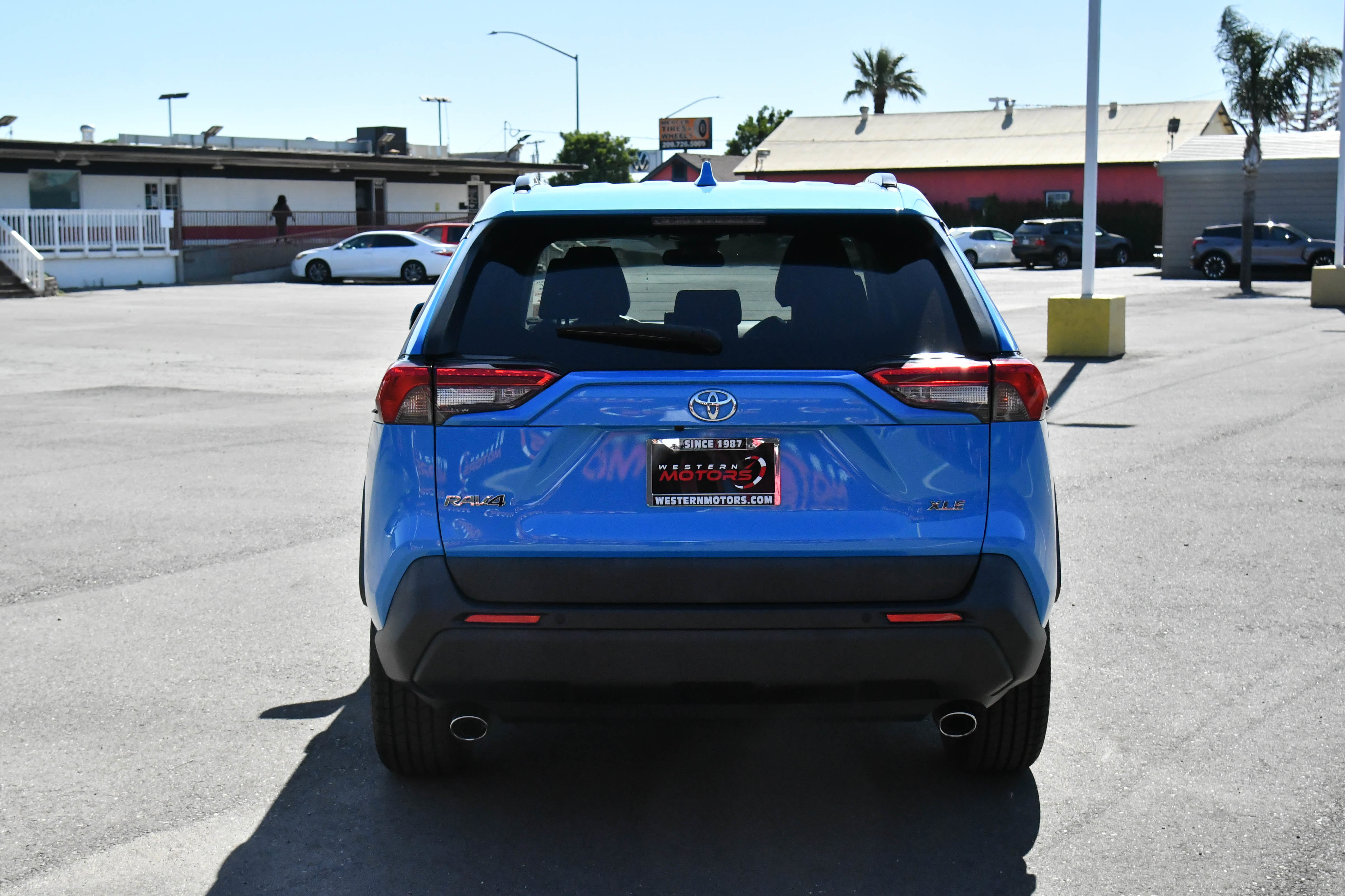 Used 2020 Toyota RAV4 XLE Premium FWD image 7