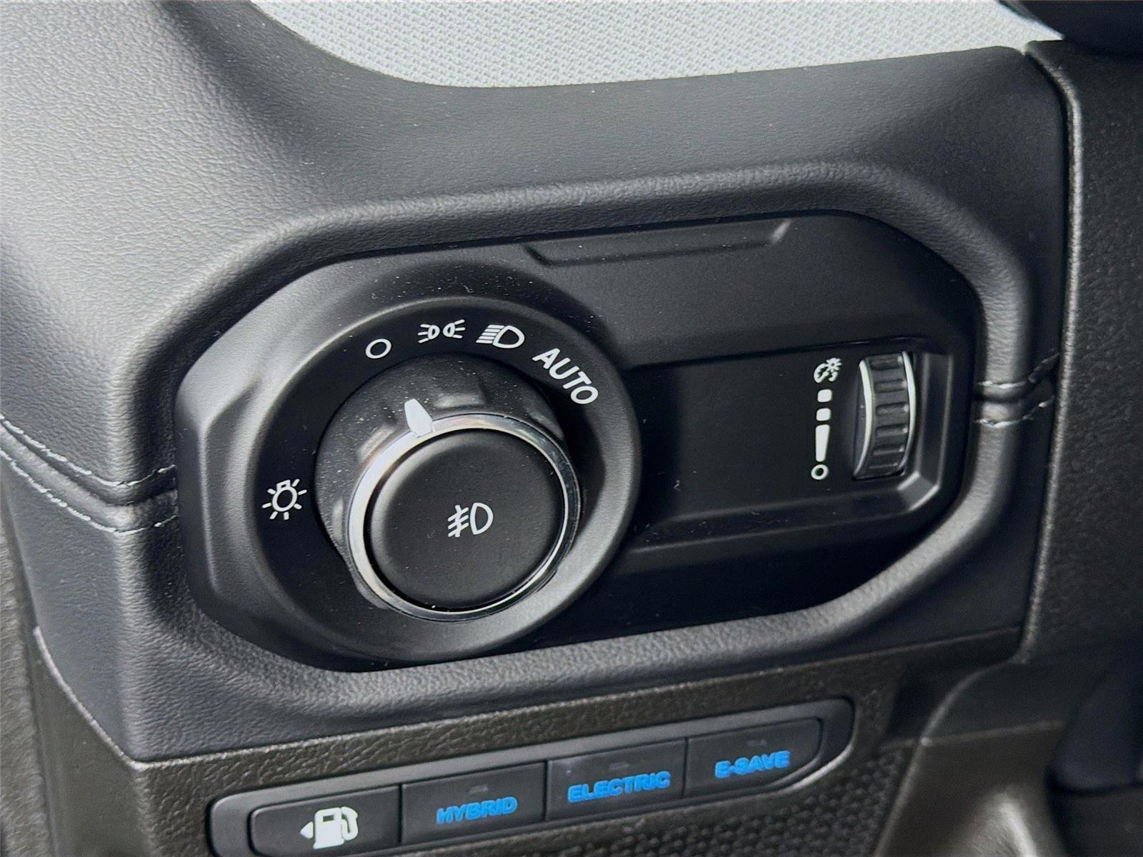 Used 2025 Jeep Wrangler Sahara w/ Safety Group AWD/4WD image 10