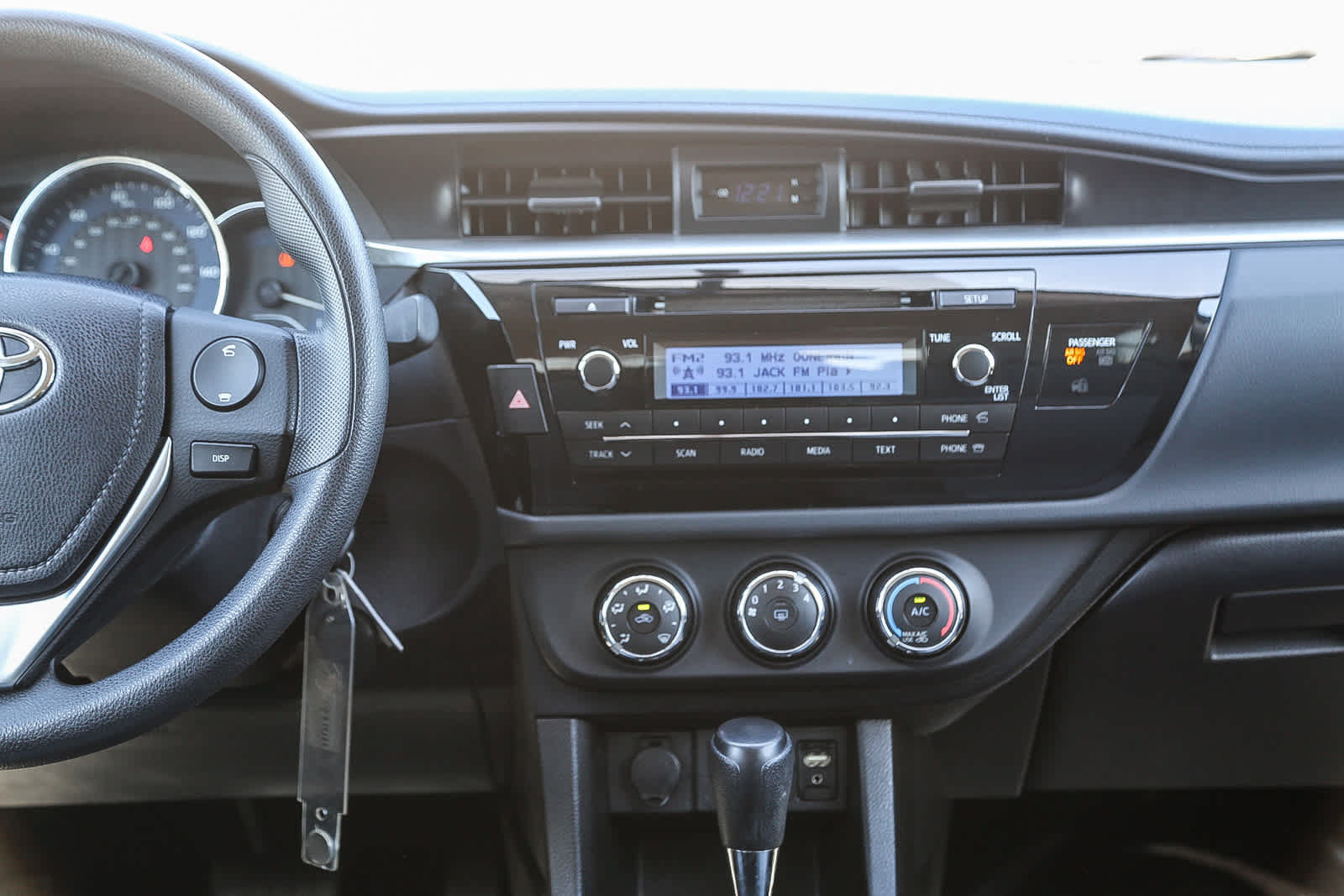 Used 2015 Toyota Corolla L FWD image 13