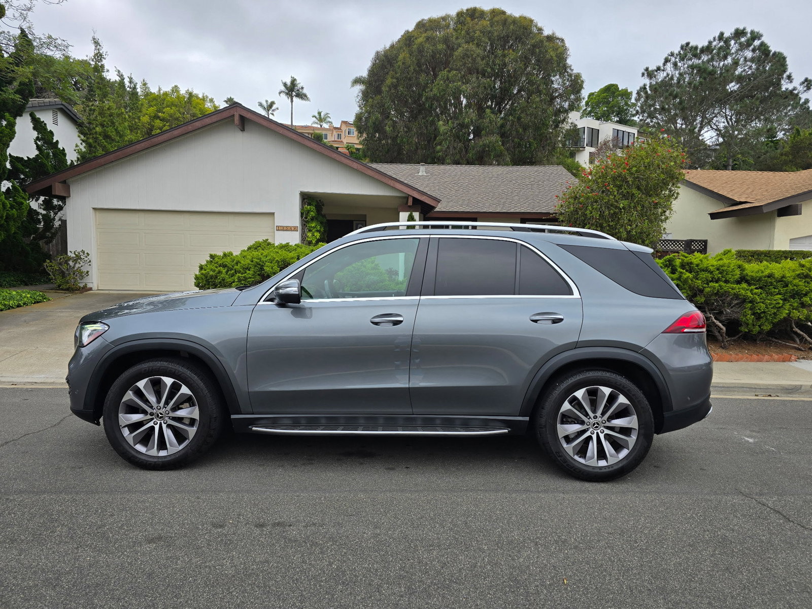 Used 2022 Mercedes-Benz GLE 350 4MATIC w/ Premium Package image 6