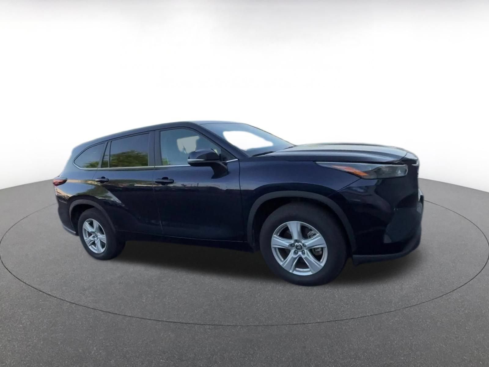 Used 2025 Toyota Highlander LE FWD video 2