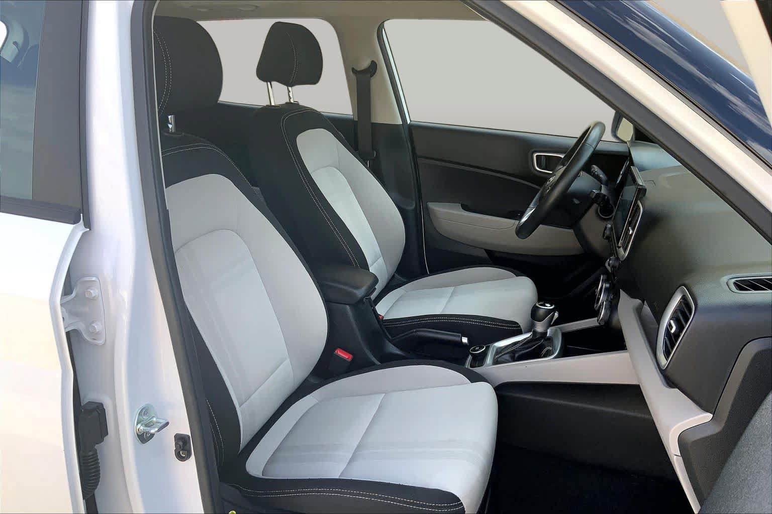 Certified 2025 Hyundai Venue SEL FWD image 9