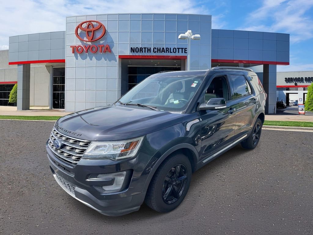 Used 2017 Ford Explorer XLT w/ Equipment Group 202A image 4