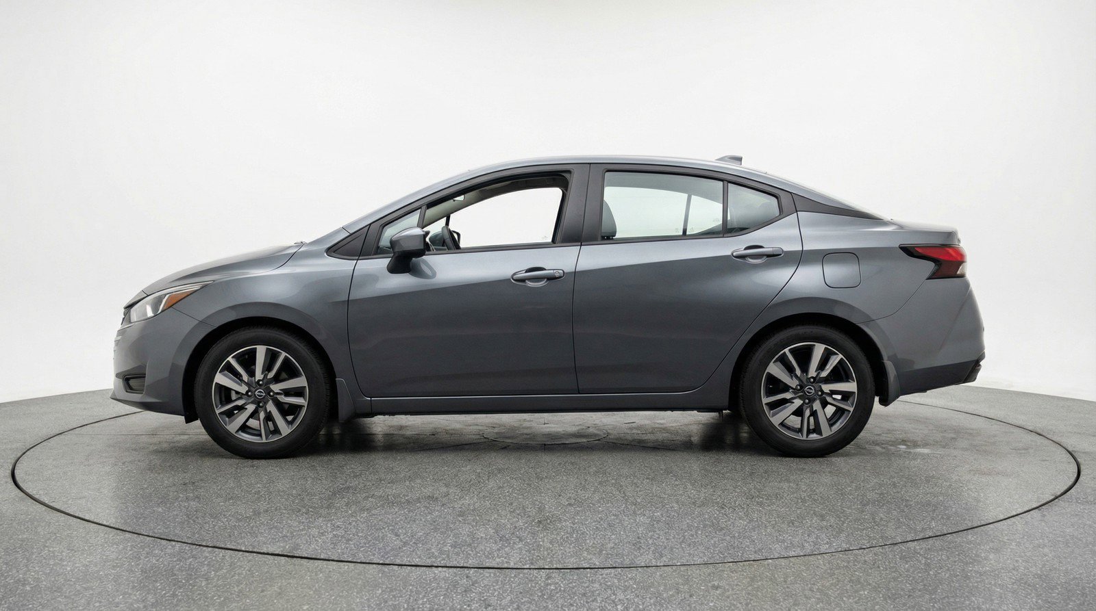 Used 2025 Nissan Versa SV image 5