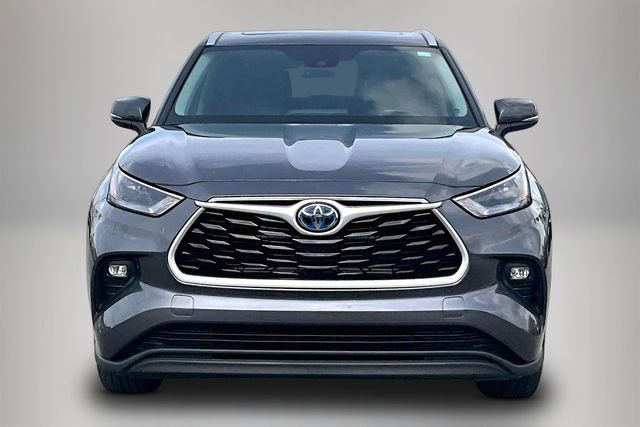 Used 2024 Toyota Highlander XLE FWD image 3