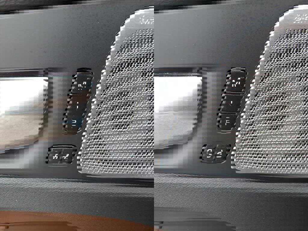 Certified 2023 Volvo XC60 B5 Ultimate w/ Climate Package image 17